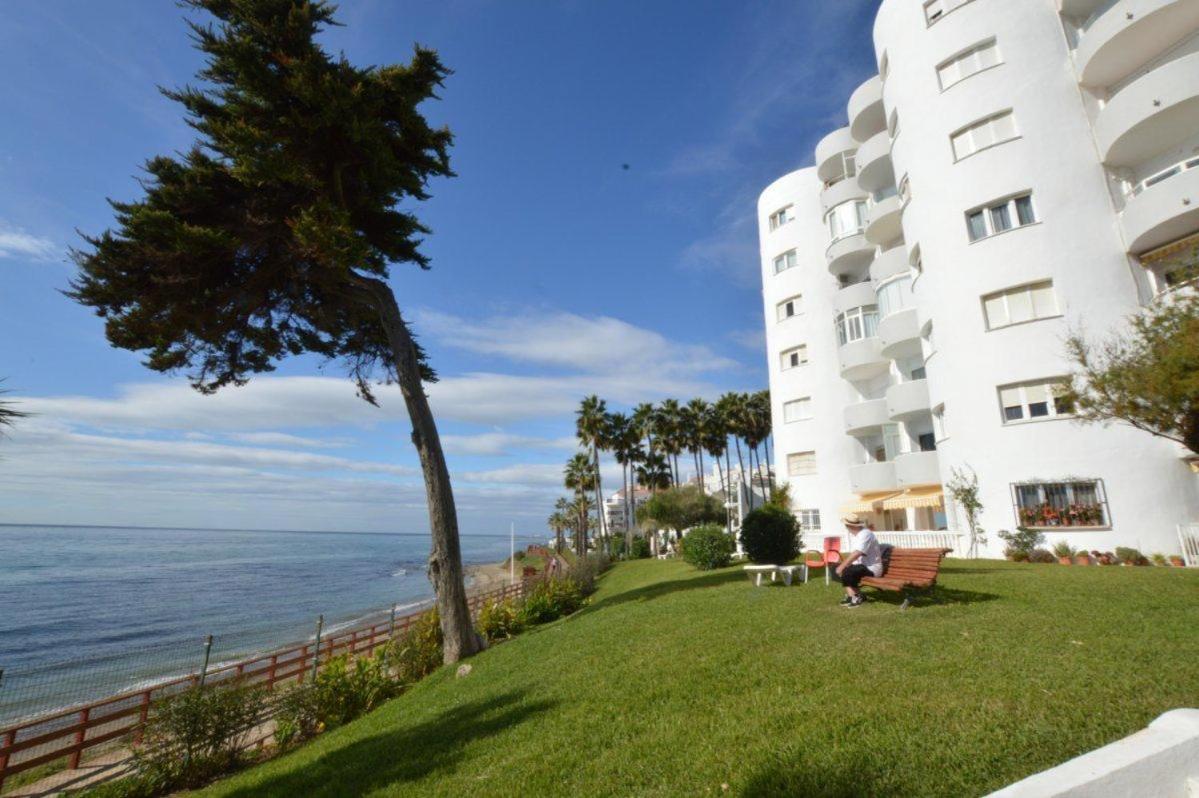 Beachfront Apartment In Calahonda MIJAS COSTA Luaran gambar